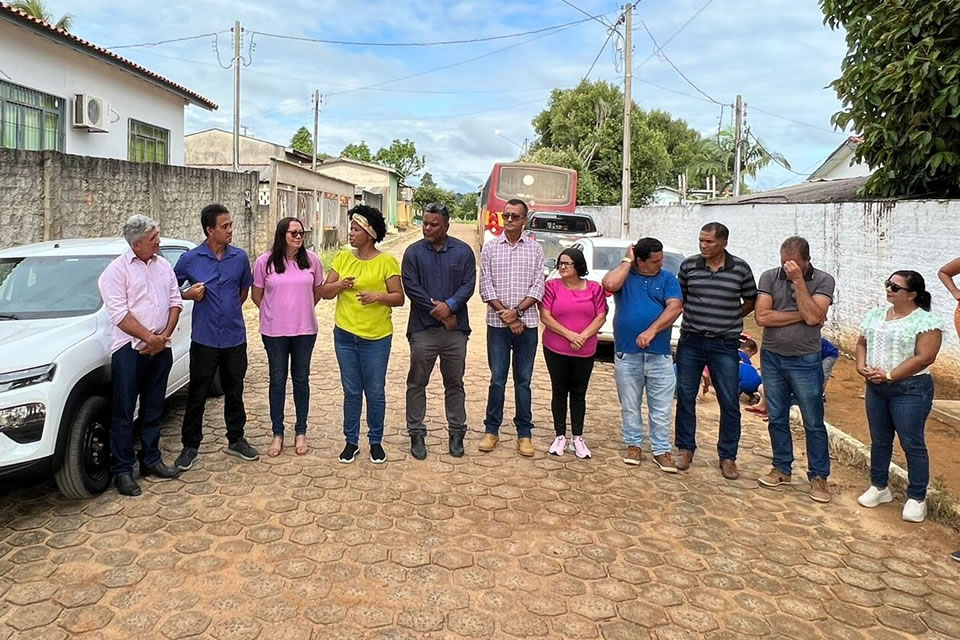 Deputada Sílvia Cristina faz a entrega de veículo para escola em distrito de Vale do Paraíso