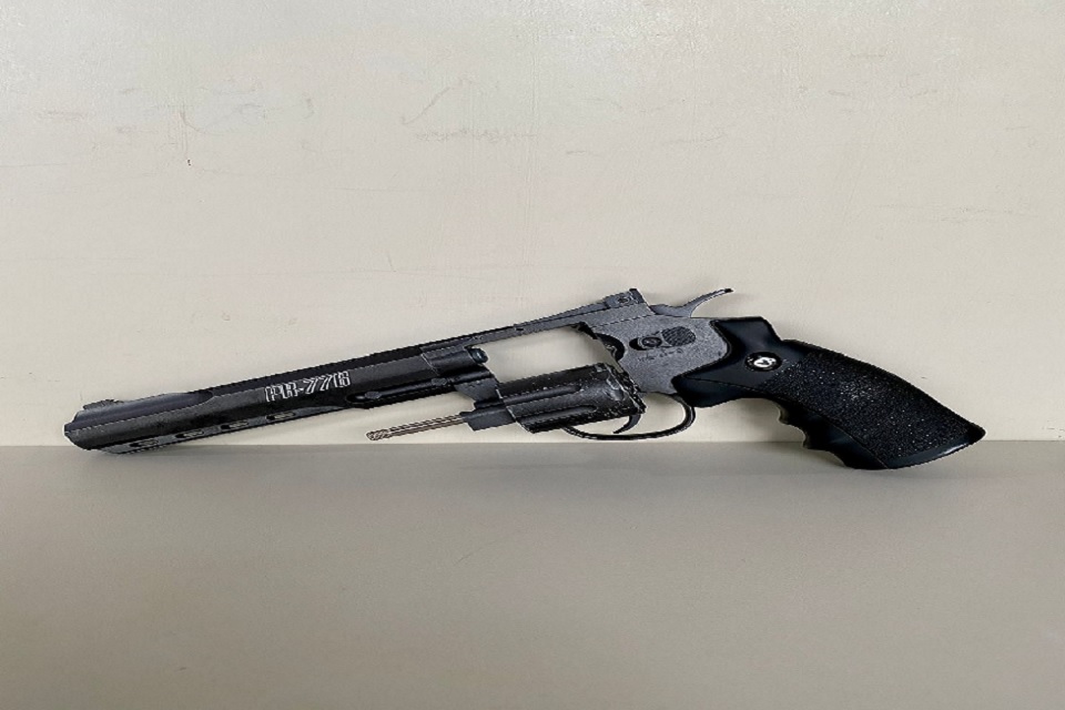 O abordado estava com um revólver de pressão escondido na cintura, sem munições.