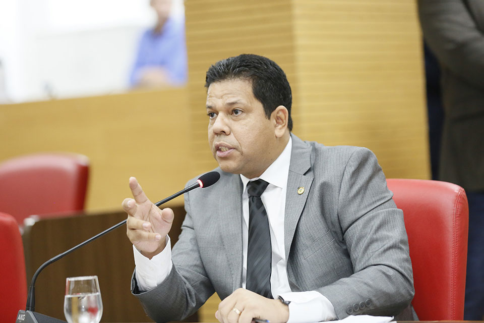 Jair Montes defende o retorno da vigilância armada nas escolas estaduais