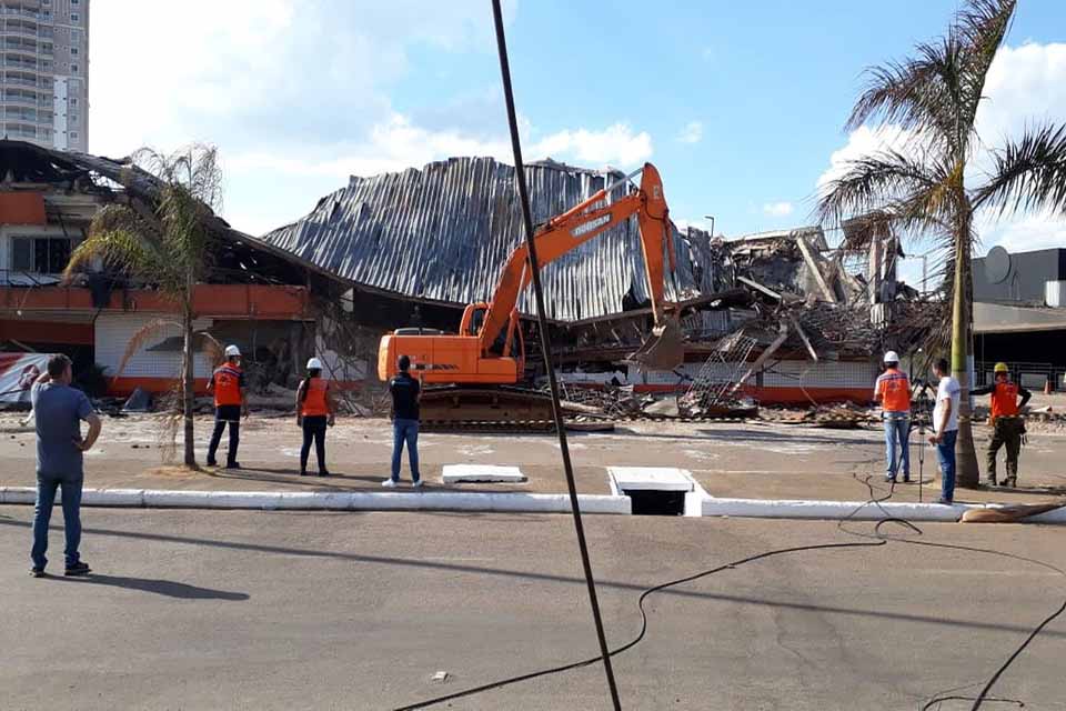 FOTOS: Veja como foi a demolição do prédio da Rondobras destruído por incêndio em Porto Velho