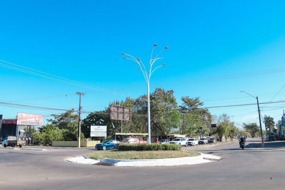 Prefeitura implanta “fura-fila inteligente” para dar mais fluidez ao trânsito na rotatória da avenida Caúla com a Guaporé