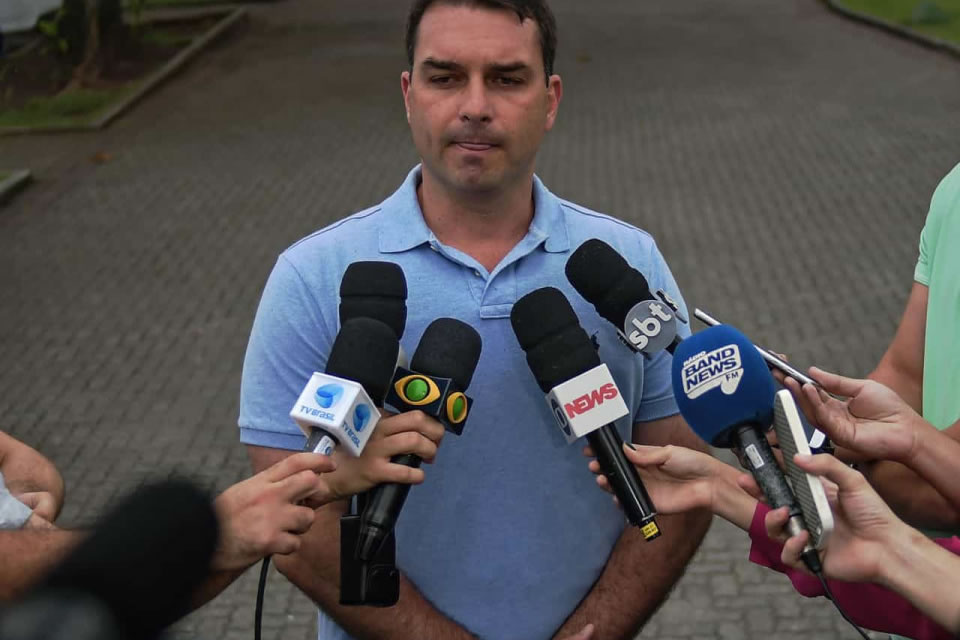 Ex-sócio de Flávio Bolsonaro em chocolataria cobra dívida milionária na Justiça
