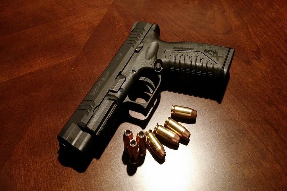 O homem foi então preso em flagrante por porte ilegal de arma de fogo e encaminhado ao Departamento de Flagrantes