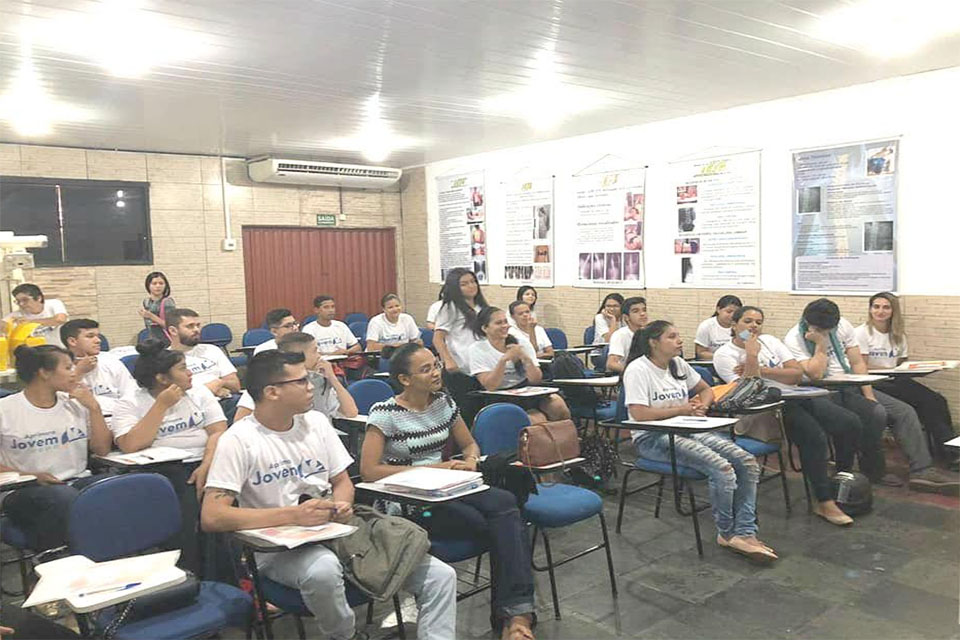 DPPJ leva oficina sobre benefícios da Identidade Jovem no Cras Elizabeth Paranhos