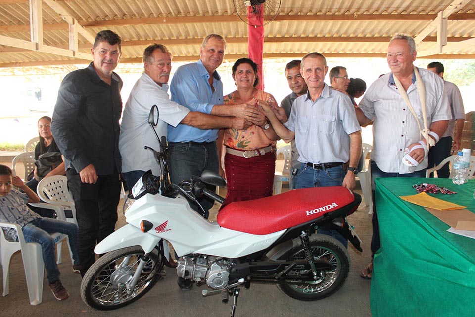 Adelino participa da entrega de 17 motocicletas para agentes comunitários de saúde de Cacaulândia