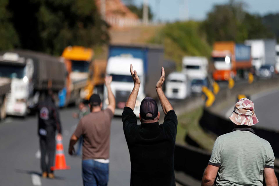 Após reunião com governo, caminhoneiros descartam paralisação