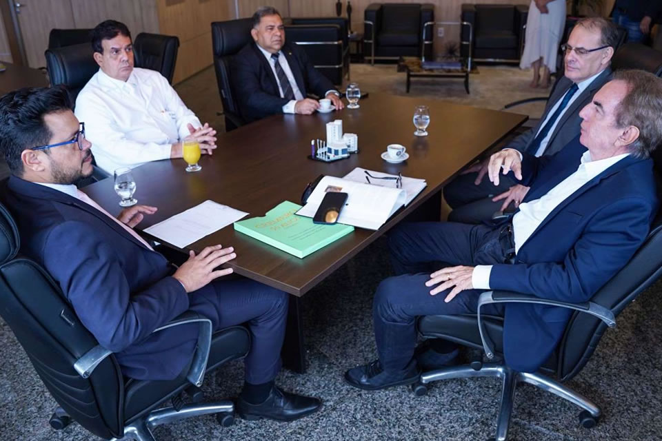 Marcelo Cruz recebe demanda para oficializar troca de nome do Cemetron para Hospital Dr. Hamilton Gondim