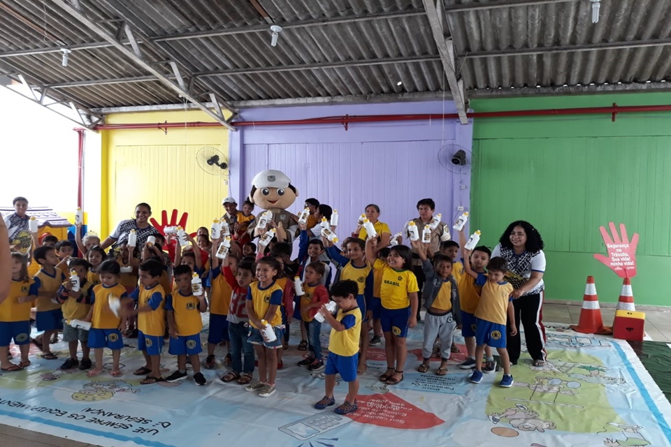 Agentes levam educação para o trânsito aos alunos da Escola Semente do Araçá