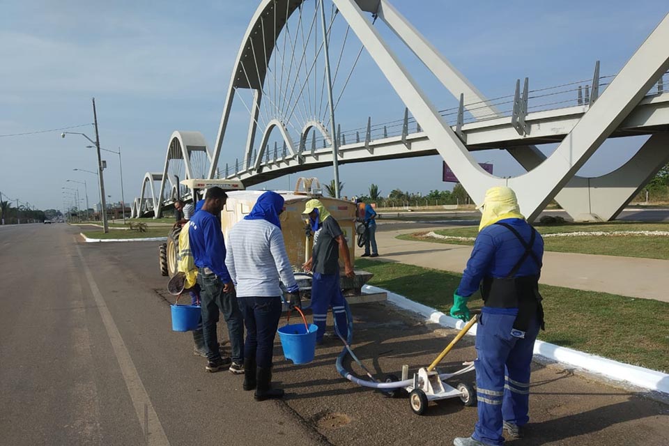 Prefeitura realiza limpeza e pintura na avenida Jorge Teixeira