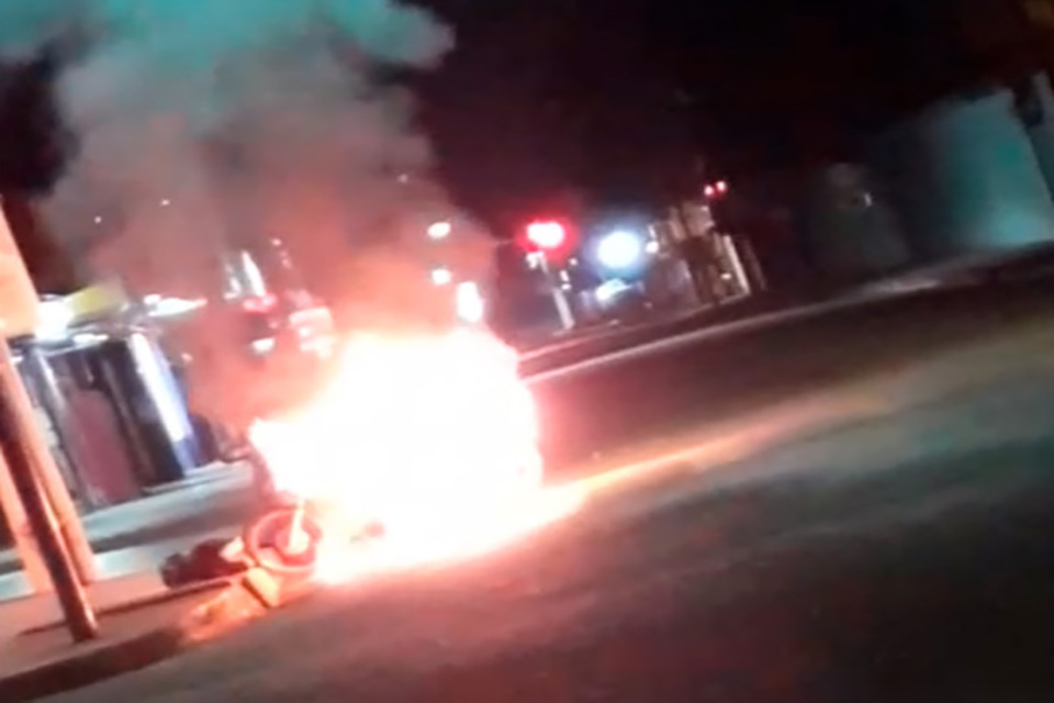 Jovem embriagada coloca fogo em moto e agride policial em Porto Velho