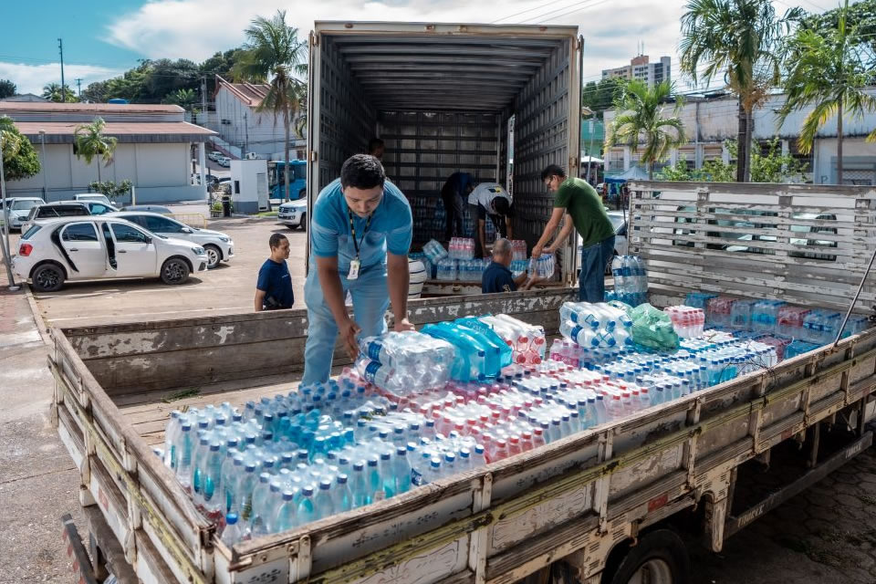 Carreta com mais de 37 mil litros de água é carregada para ser levada ao Rio Grande do Sul