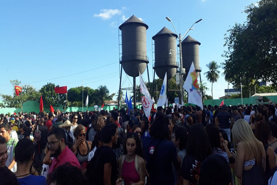 Trabalhadores aderem à paralisação contra cortes na Educação