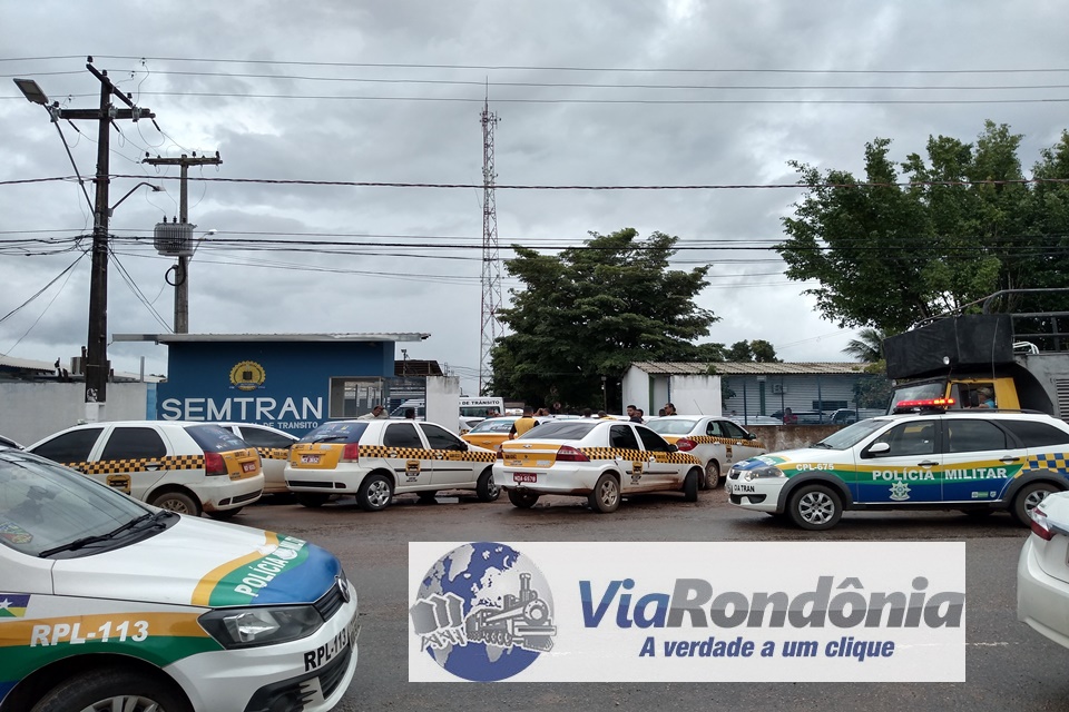 Motoristas fecham a Semtram em protesto contra proibição do Taxi Compartilhado em Porto Velho