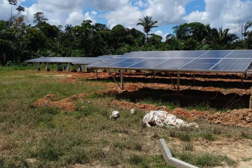 Comunidade ribeirinha no Baixo Madeira recebe energia elétrica após solicitação da deputada Lebrinha