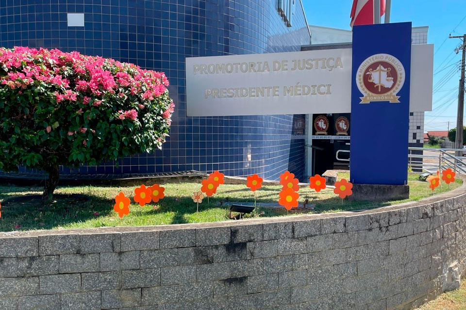 Maio Laranja: Flores em papel no jardim da Promotoria de Presidente Médici lembram fragilidade das crianças e alertam para o combate ao abuso e à exploração sexual