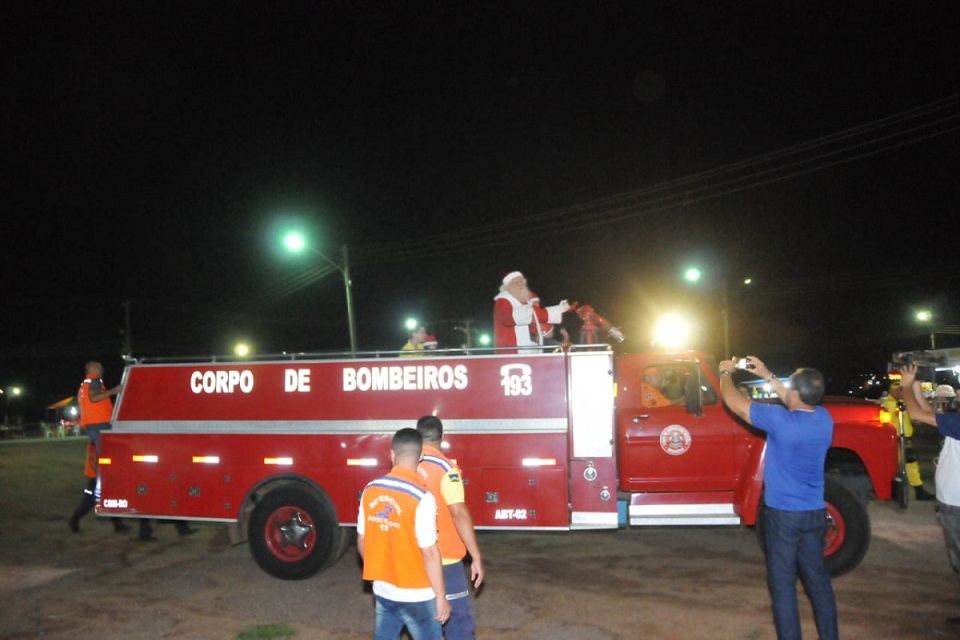 Nesta sexta-feira: Papai Noel vai desfilar em cima do caminhão do Corpo de Bombeiros