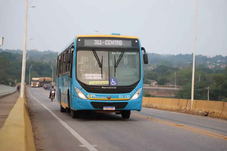 Suspeitos levaram R$130 e quatro celulares. Motorista e cobradora foram assaltados dentro do ônibus coletivo que faz a linha Vila DNIT.