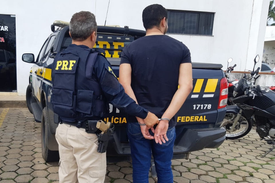 PRF prende motorista embrigada após tentar fuga durante fiscalização