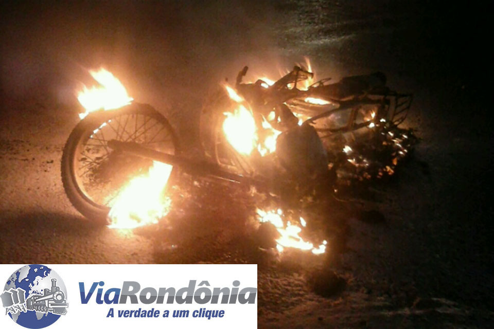 Após agredir motociclista e ater fogo em moto, irmãos são presos embriagados