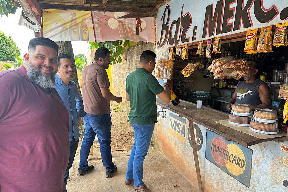 Vereador Isaque Machado e moradores da rua Popular, bairro Mariana, buscam por mais segurança viária