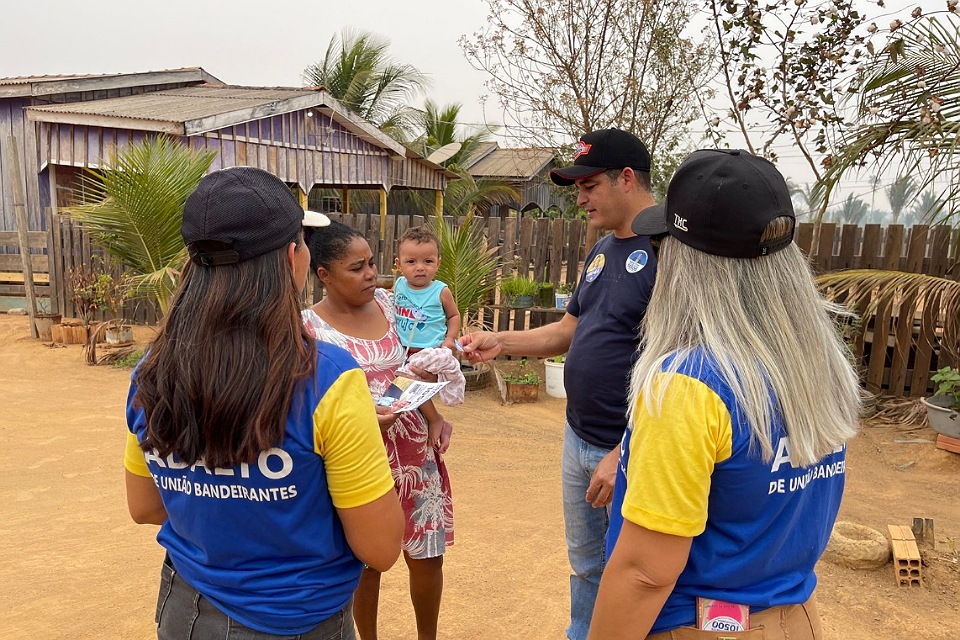 Candidato a vereador Adalto de Bandeirantes visita Vila Petrópolis em campanha eleitoral