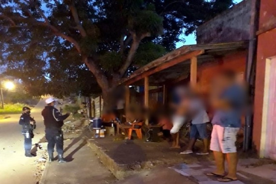 TCO é confeccionado após PM flagrar jovens aglomerados tomando 
