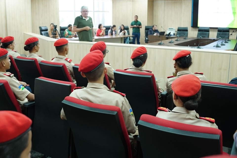 Estudantes do Colégio Tiradentes de Ariquemes participam de visita guiada na Alero