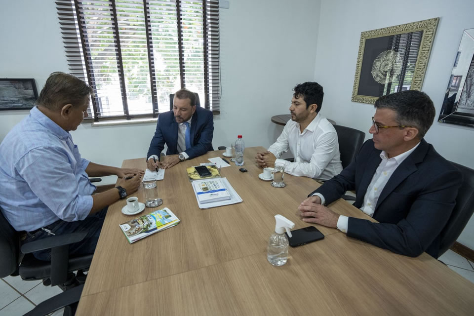Hildon Chaves recebe visita do prefeito de Maynas, província do Peru