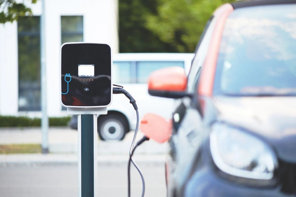 Proposta de incentivo à aquisição de carros elétricos é apresentada pelo deputado Lucas Torres