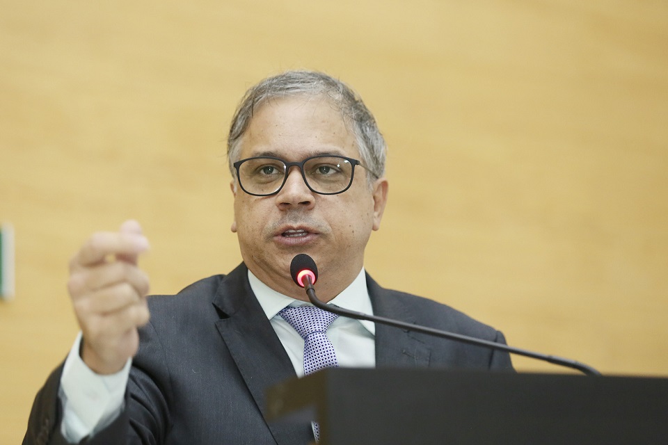Ação do deputado Geraldo da Rondônia garante entrega de trator para associação de Buritis