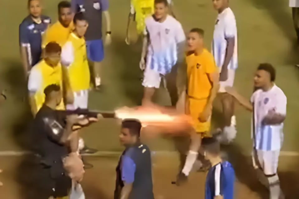Policial atira em goleiro com bala de borracha durante confusão no Campeonato Goiano