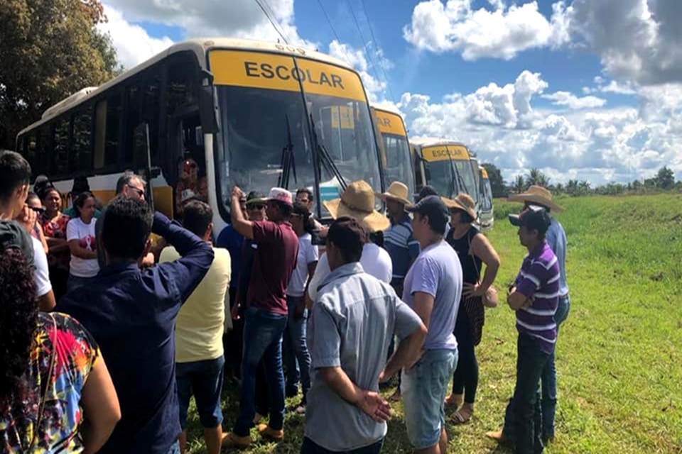 Ônibus chegam e aulas já podem começar na Ponta do Abunã; no Baixo Madeira a situação continua