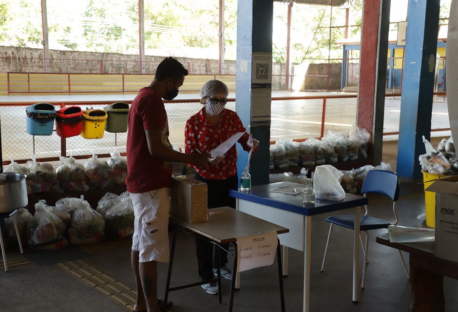 Prefeitura entrega de kits de alimentação e kits pedagógicos na escola Padre Chiquinho