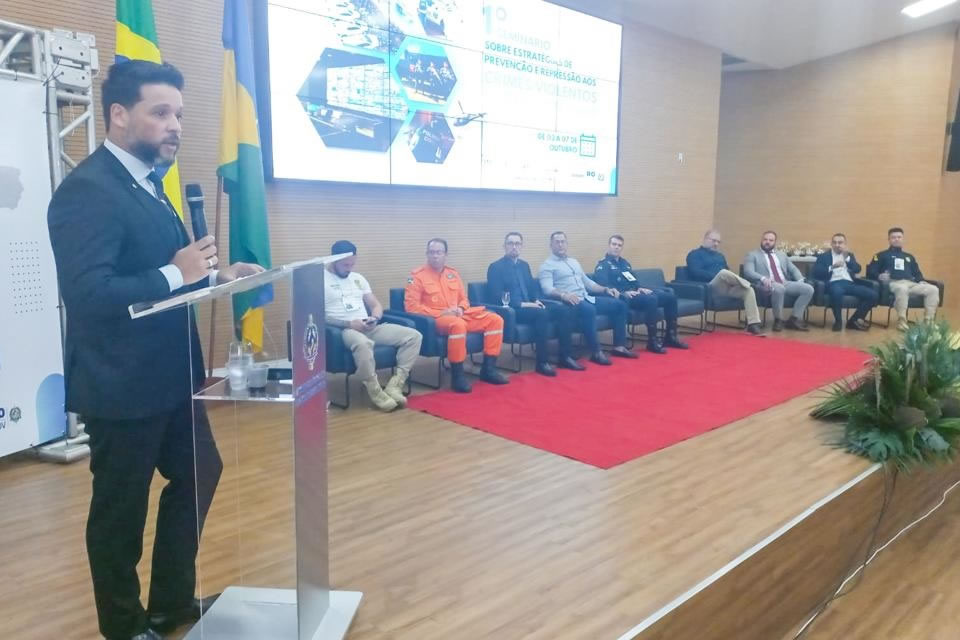 Delegado Camargo participa de seminário da Sesdec e cobra PCCS dos servidores da segurança Pública