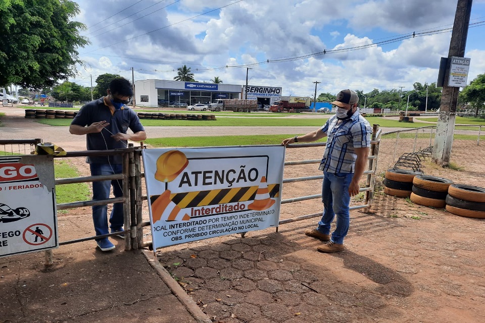 Fiscais da prefeitura de Rolim de Moura interditam pistas de caminhada por causa do Coronavírus