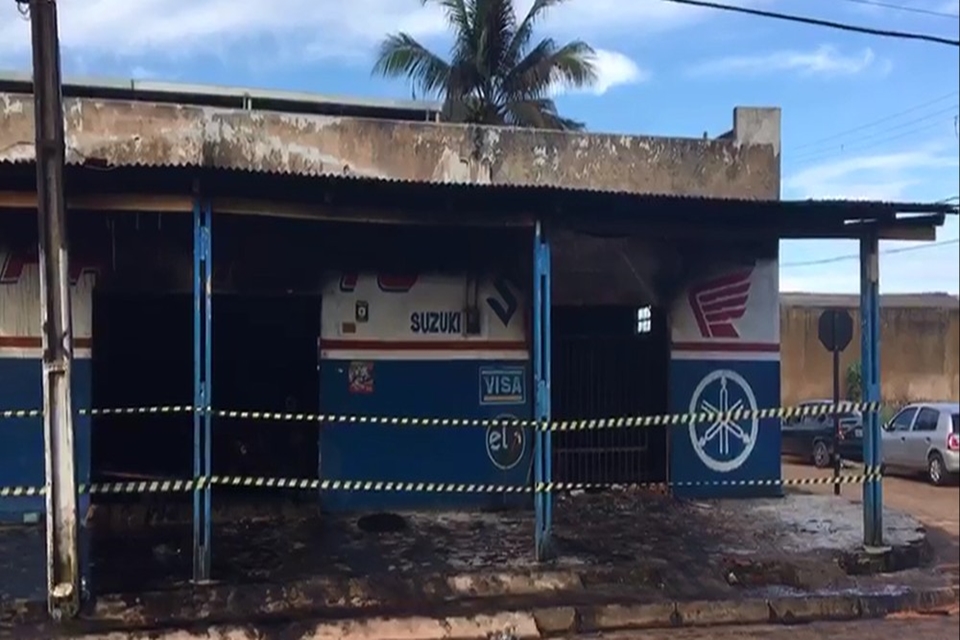 Incêndio criminoso destrói loja e oficina de motocicletas na zona Sul de Porto Velho