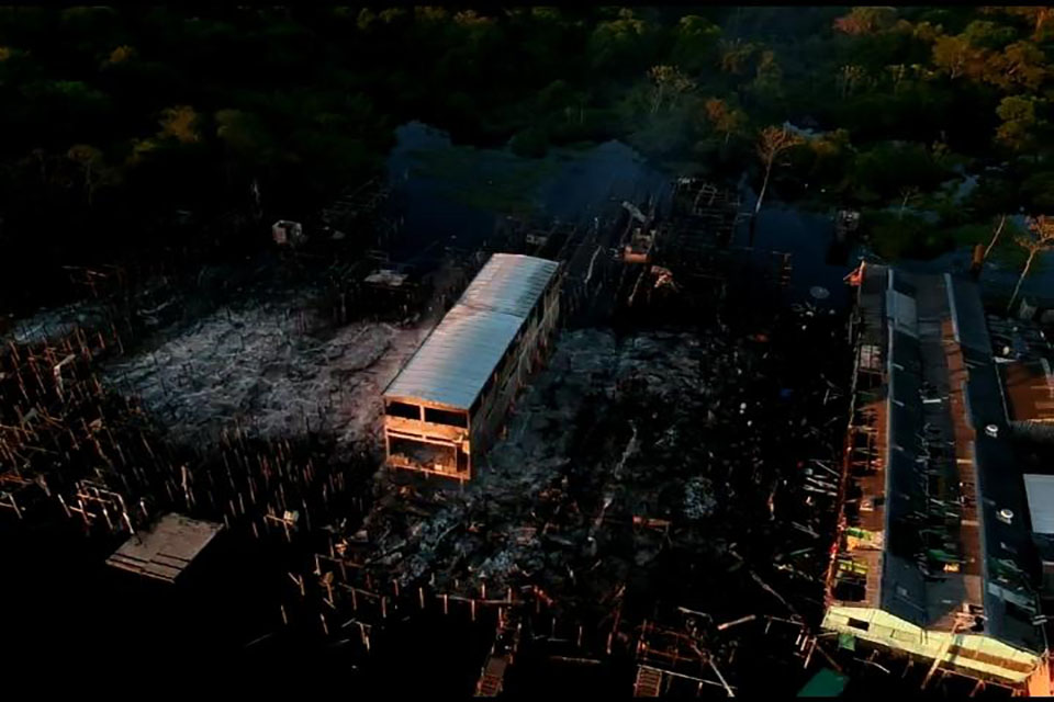Cenário devastador no distrito boliviano na divisa com Costa Marques (RO) após incêndio