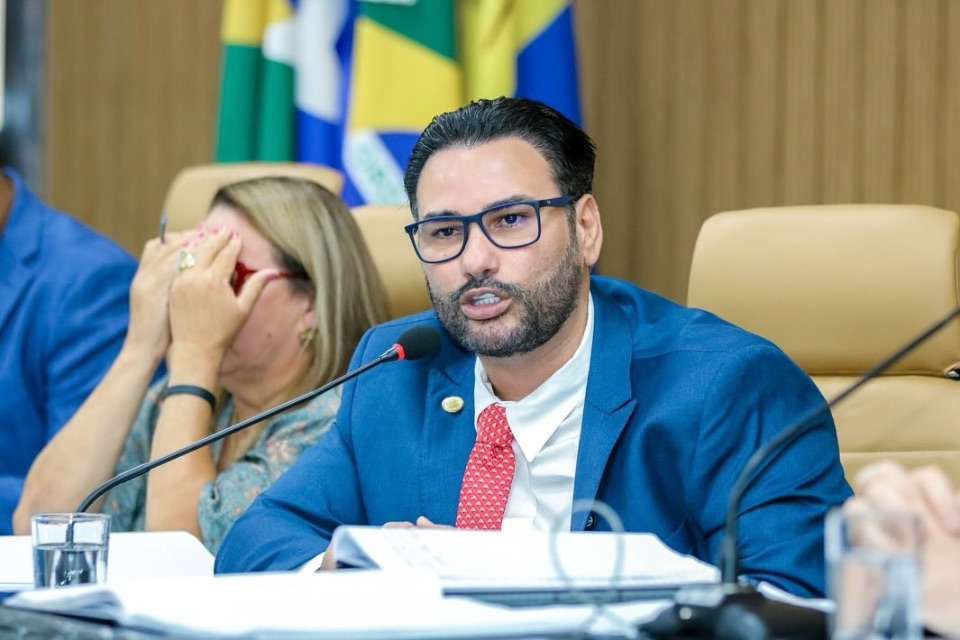 Combate denuncia ameaças, grampos e perseguições políticas de apoiadores do prefeito Léo Moraes