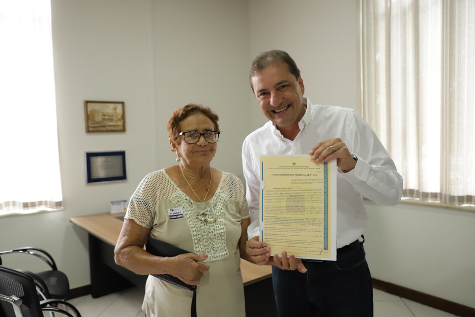 Prefeito realiza sonho de idosa ao entregar título definitivo do imóvel