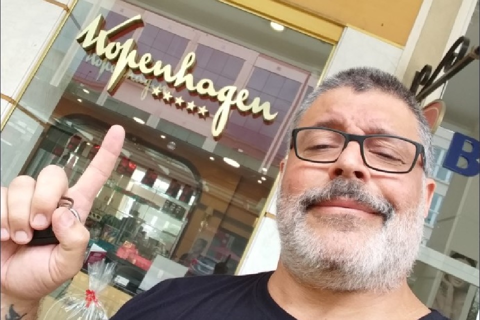Alexandre Frota provoca Bolsonaros com foto em frente à loja de chocolate