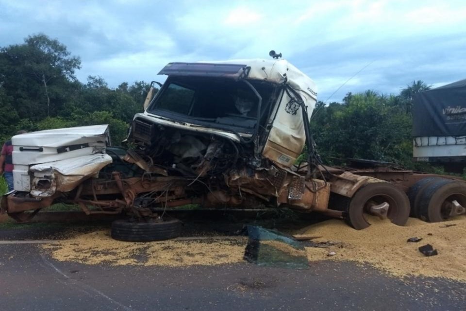 Acidente de Transito na Br-364 resulta em caminhões totalmente destruídos e um dos motoristas gravemente ferido 