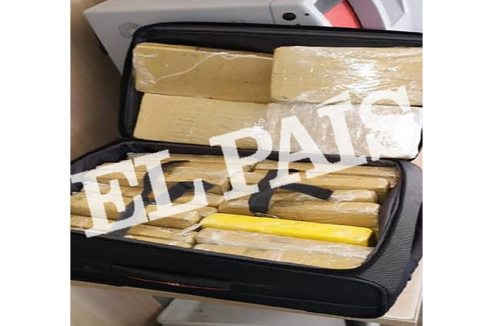 Foto mostra mala com os 39 kg de cocaína apreendidos em avião da FAB