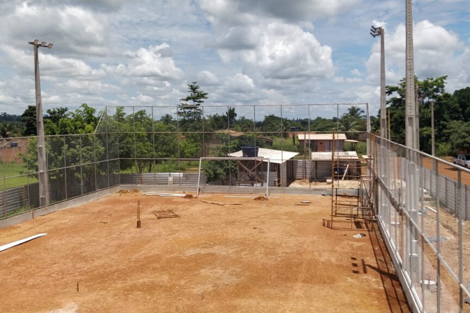 Projetos de campos de grama sintética avançam na capital