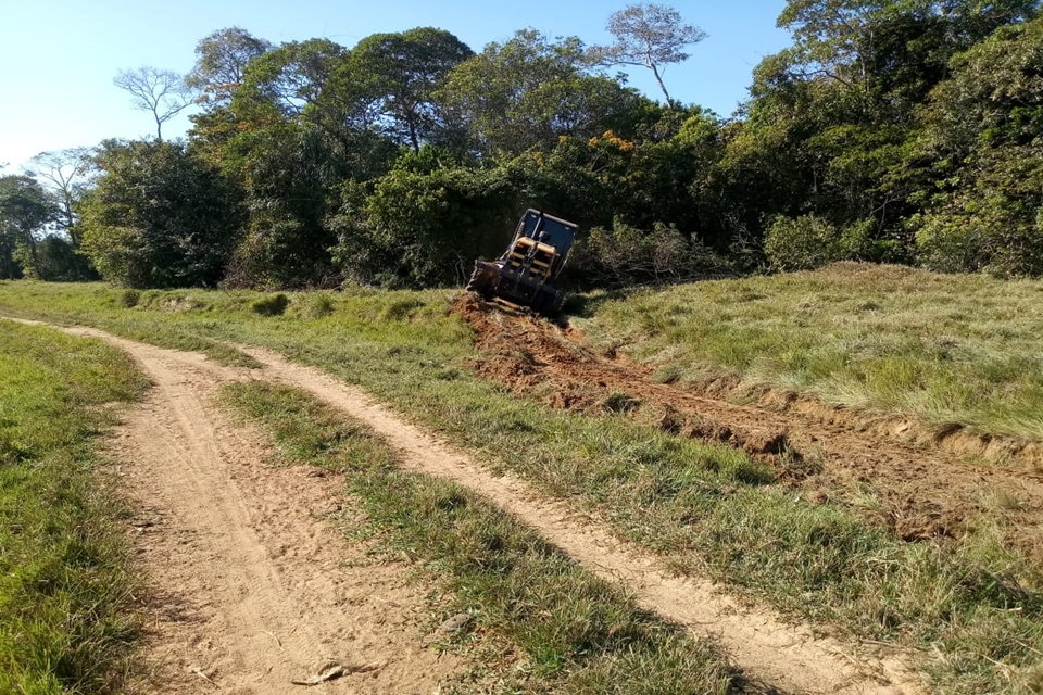 Prefeitura de Rolim de Moura realiza patrolamento e reabertura de carreadores dos produtores da linha 188, lado norte