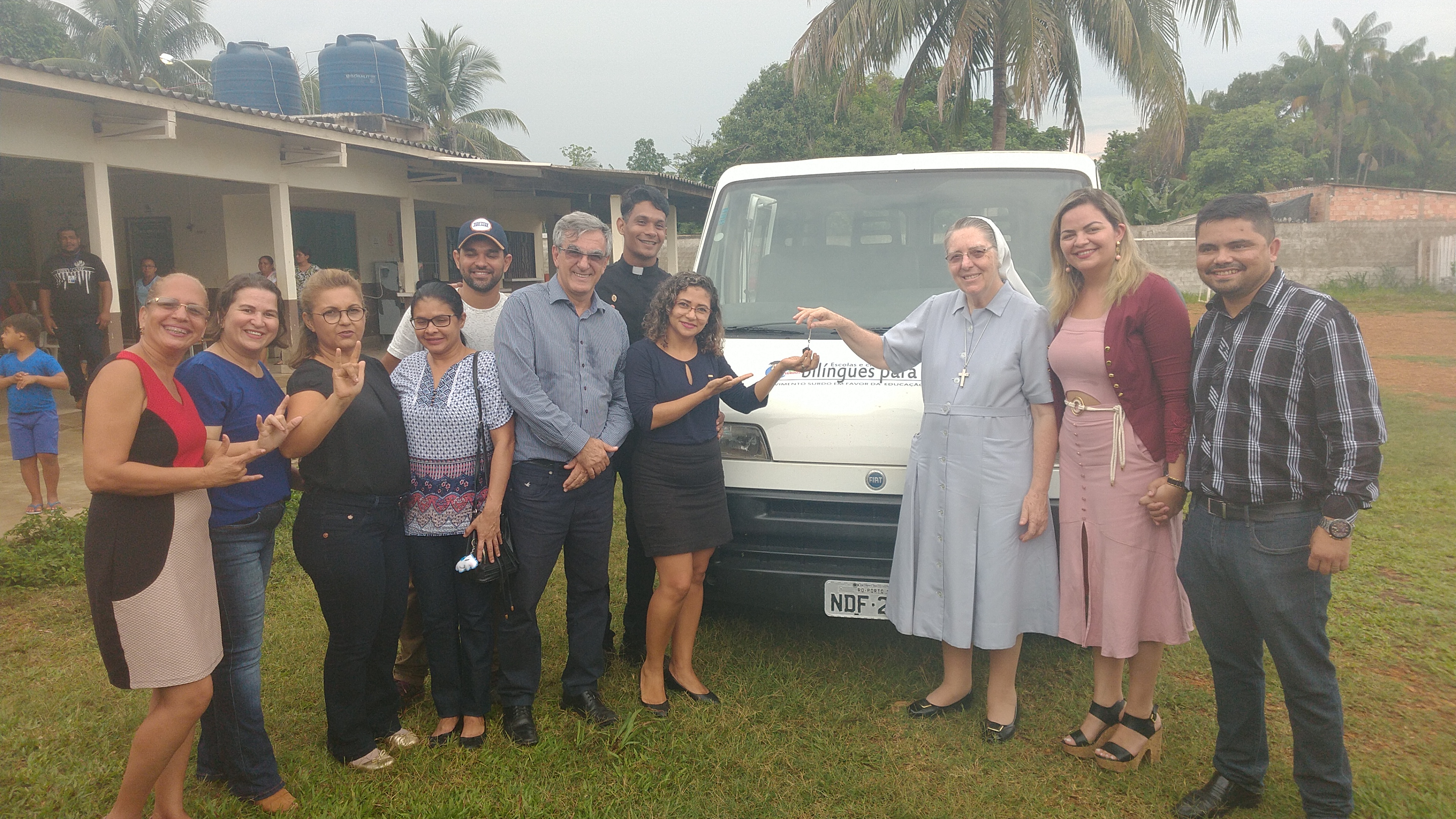 Escola Municipal Bilíngue recebe doação de Van para transporte de alunos em Porto Velho