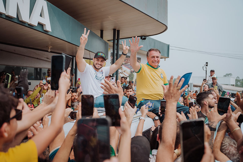 Bolsonaro é recebido por milhares de apoiadores em Ji-Paraná