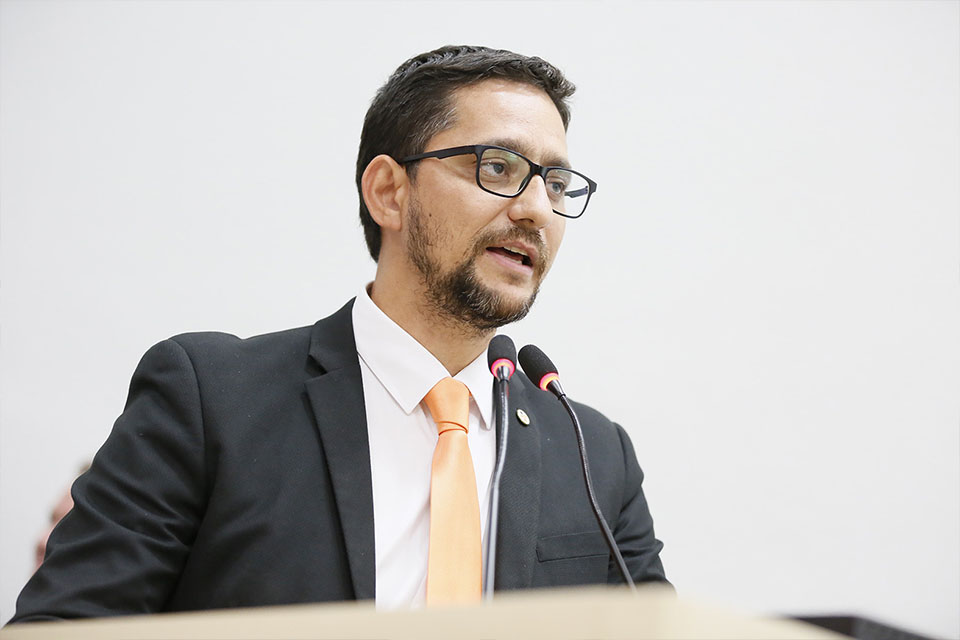 Deputado Anderson pede melhorias em estradas e obras em presídio