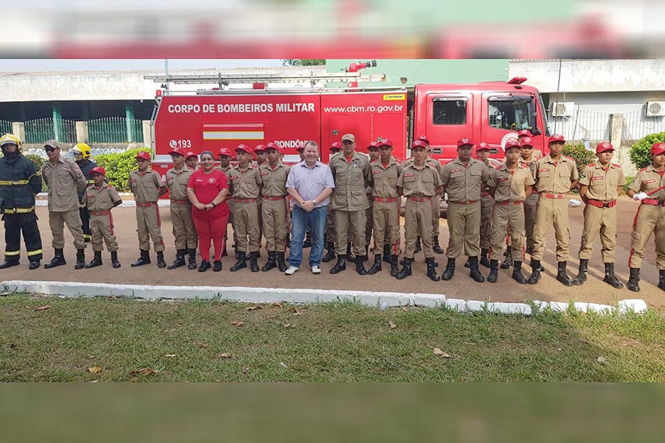 Dr. Neidson entrega kits de uniformes para Bombeiro Mirim de Guajará-Mirim