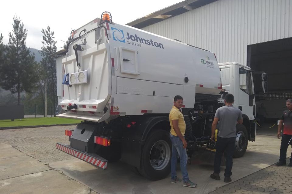 Prefeitura compra varredeira moderna para agilizar serviços em Porto Velho