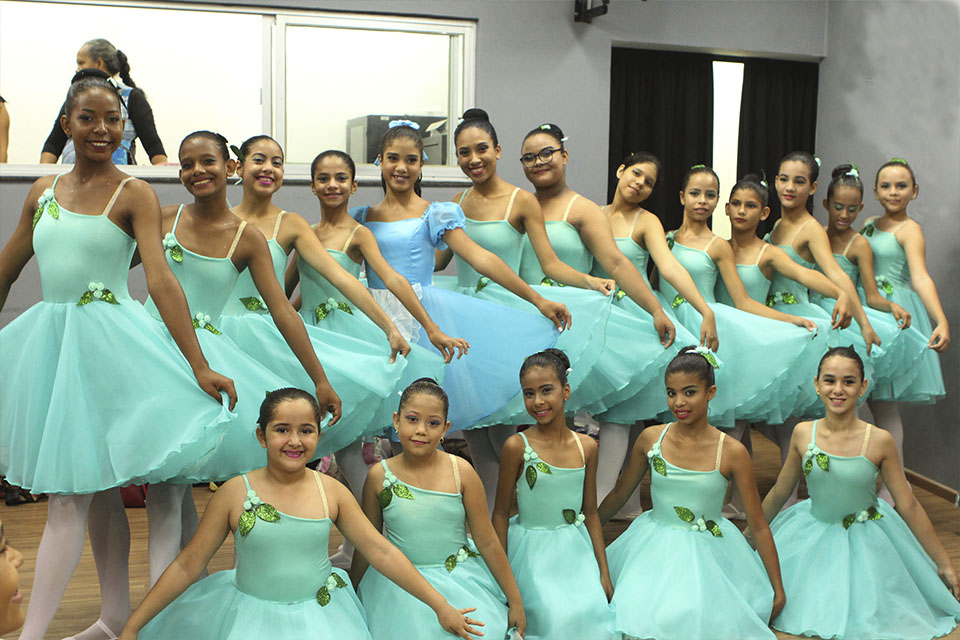 População lota a Praça CEU durante apresentação da Mostra de Dança do Ballet Funcultural